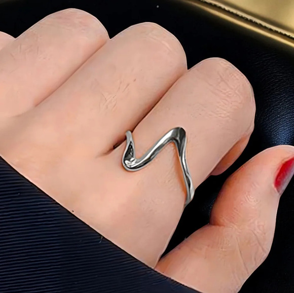 🆕️18K Gold Plated Adjustable Wavy Dainty Minimalist Ring - Fits Sizes 6-9 ✨ - Picture 5 of 13